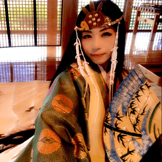 地毛を生かした平安コスプレ？十二単を着たきさらさん　画像提供：きさらさん