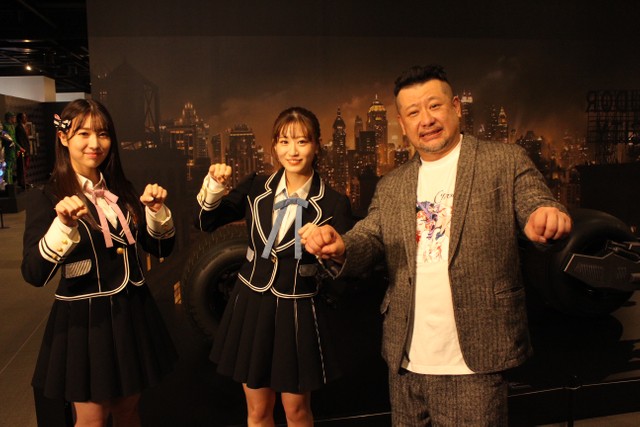 DC展のオープニングセレモニーに登場した（左から）NMB48の安部若菜さん、上西怜さん、ケンドーコバヤシさん＝グランフロント大阪