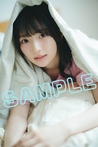 『青木陽菜フォトブック Nostalgia』アニメイト特典複製サイン&コメント入りブロマイド2種（ランダム）