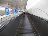 T-CATと水天宮前駅の間には長い「歩く歩道」がある