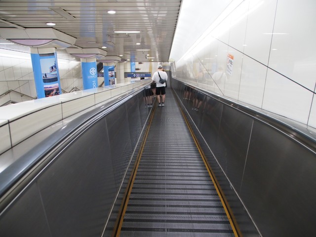 T-CATと水天宮前駅の間には長い「歩く歩道」がある