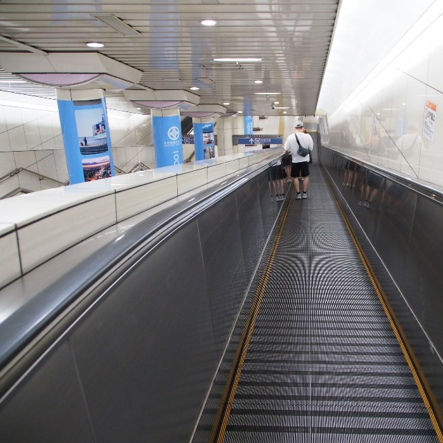 T-CATと水天宮前駅の間には長い「歩く歩道」がある