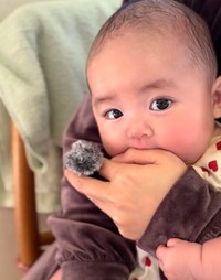 ママの親指をハムハム…♡（提供：@baby_pp_asmrさん）
