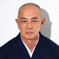 劇団三ツ星キッチンの舞台「VAKUMATSU 〜Ah, Mujo〜」で和尚を演じる斉藤文幸さん（提供）