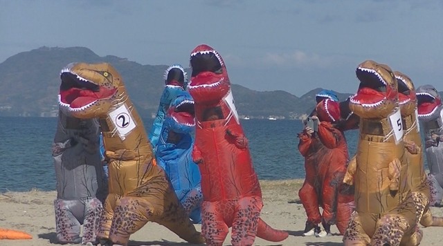 2022年に観音寺市の有明浜で行ったティラノサウルスレース