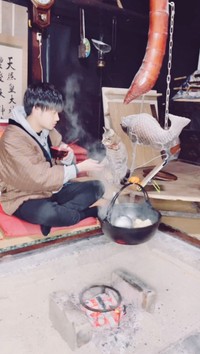 囲炉裏できりたんぽ鍋。トラが狙ってる…！（ようのすけさん提供）