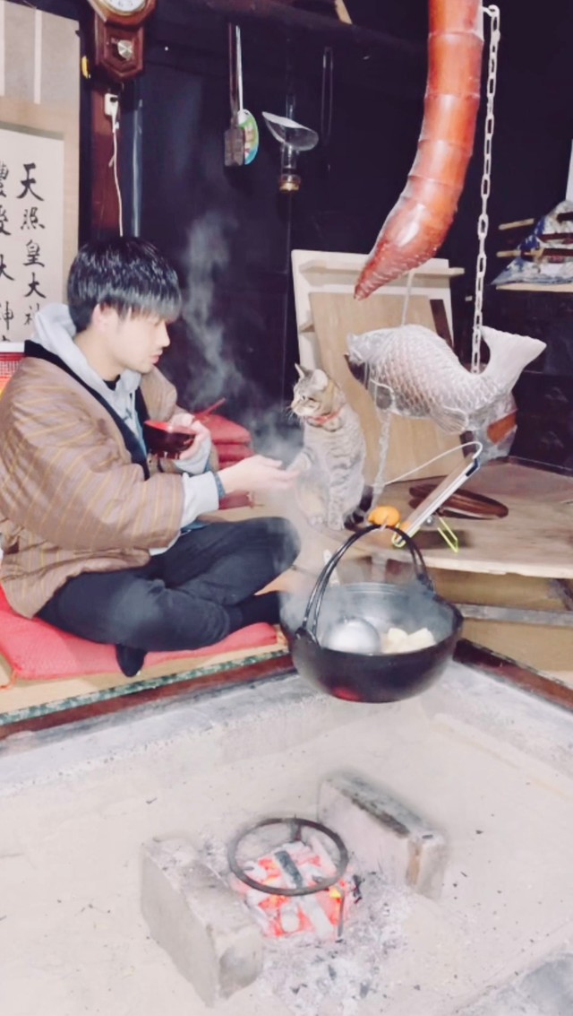 囲炉裏できりたんぽ鍋。トラが狙ってる…！（ようのすけさん提供）