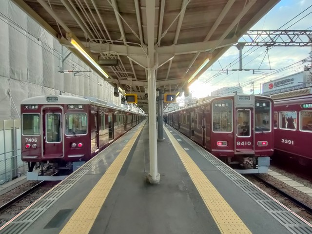 次々と電車が来る阪急淡路駅