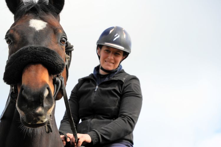 放牧場で乗馬の訓練をする引退した競走馬=2026年3月10日、フランス・シャンティイ郊外、高久潤撮影