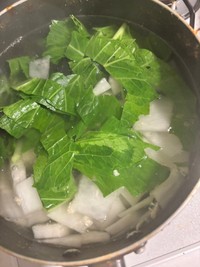 大根の葉と一緒にお味噌汁に…果たしてお味は？（画像提供：もち子@ぱやちょるん暮らしさん）