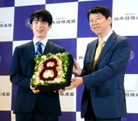 会見で笑顔を見せる藤井聡太八冠（当時、左）と杉本昌隆八段＝23年10月撮影
