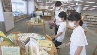 図書館で「ウサギの絵」を探す子どもたち