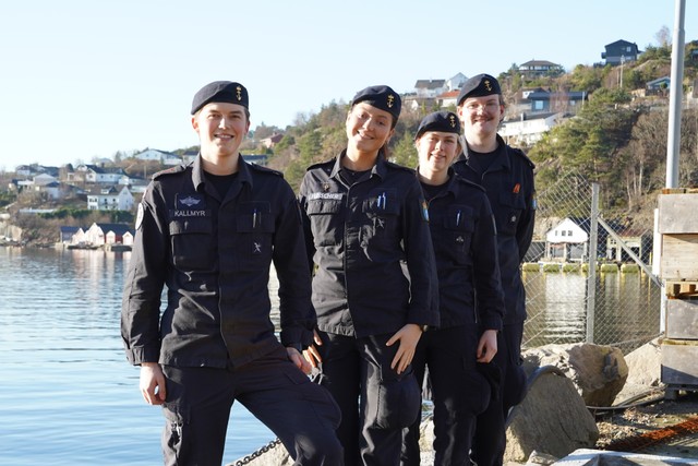 ノルウェー海軍で兵役中の（左から）ホークン・カルミルさん、アマイア・フライシャーさん、アーレ・ソグネスさん、アイヴァン・クリステンセンさん=2025年2月11日、ベルゲンの海軍基地、荒ちひろ撮影