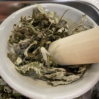 よく乾燥させたヨモギの葉を粉砕します。