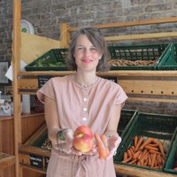 ドイツの「廃棄品」専門スーパー　商品は規格外野菜や期限切れ品　値段は「客が判断」