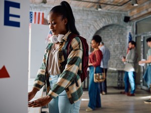 アメリカ大統領選の投票行動つかめぬZ世代　ハリス、トランプ両陣営も取り込みに躍起