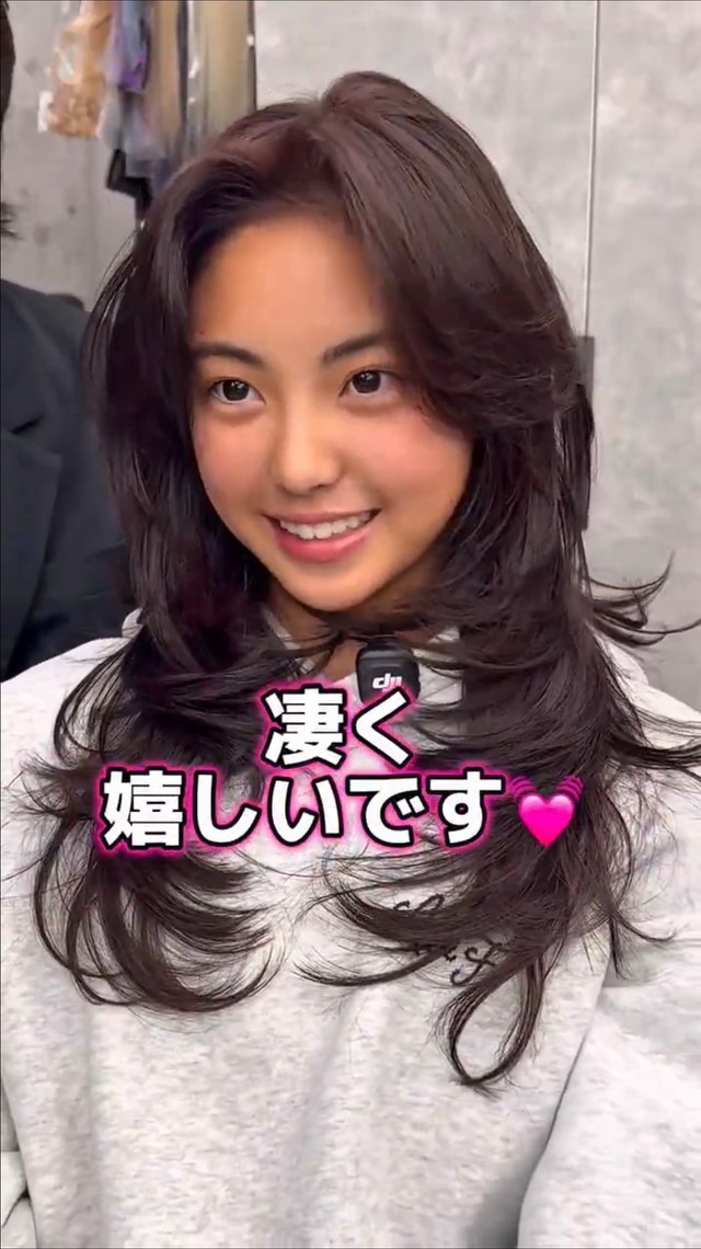 仕上がりを見て笑顔を見せる少女／ISSEIさん（@balayage_issei）提供