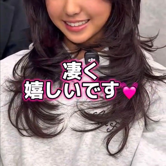 仕上がりを見て笑顔を見せる少女／ISSEIさん（@balayage_issei）提供