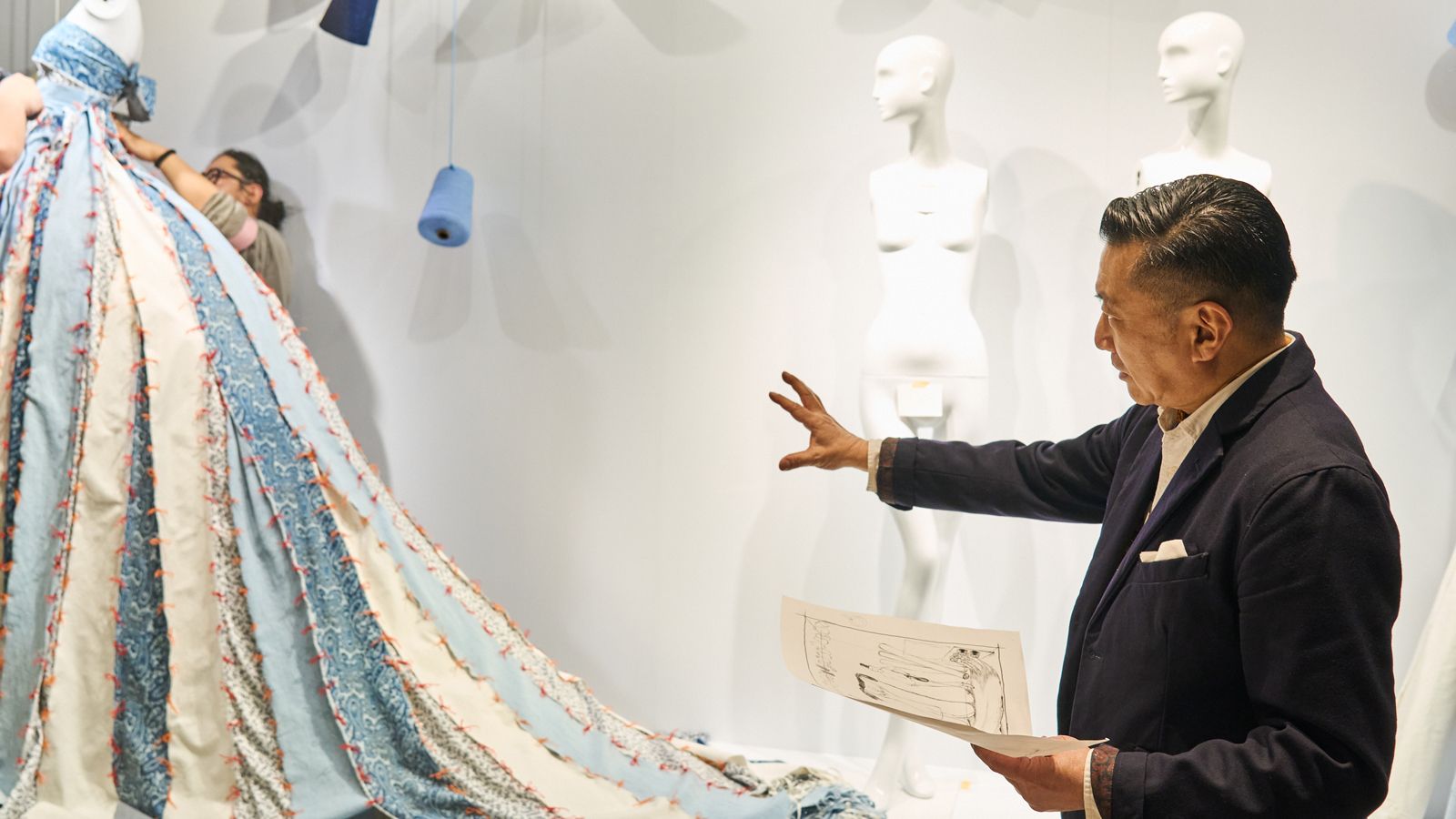 デニムと刺繍が織り成す“地域共創”の未来<br>ウィンドードレッサー・谷口勝彦による<br>松屋銀座のディスプレー制作に密着。