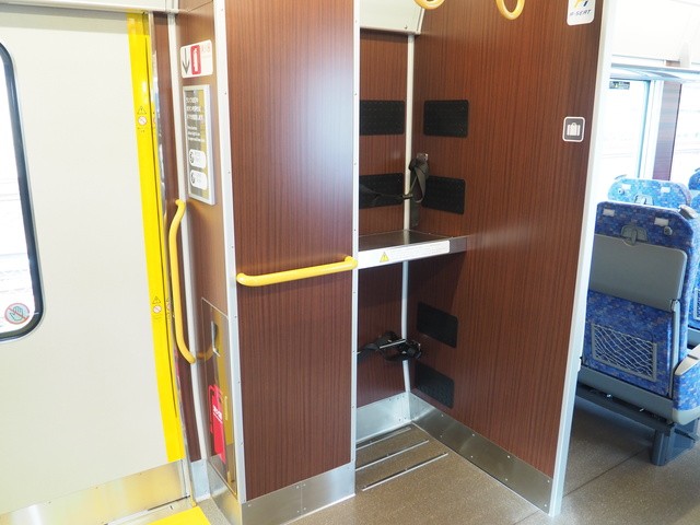 Aシートには大型荷物置き場がある（報道公開時に撮影）