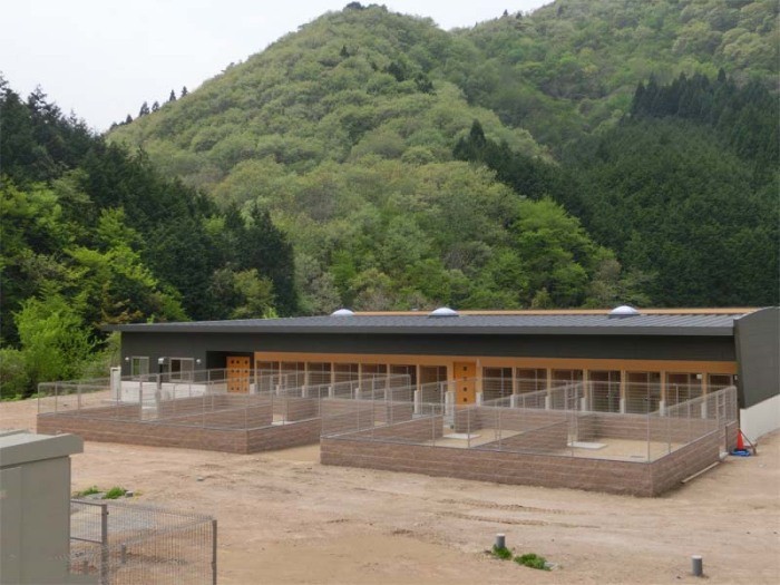 篠山アークの犬舎と、犬の運動場（アニマルレフュージ関西提供）