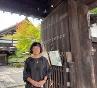 金地院で働いた体験を本にまとめた服部さん（京都市左京区・金地院）