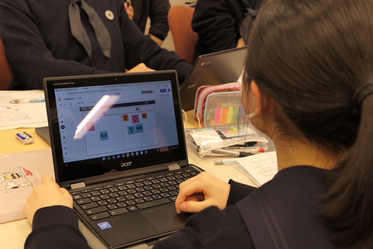 オンラインのホワイトボード「Google　Jamboard」を使って生徒たちが議論した