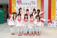 ミニライブを行った私立恵比寿中学の（下段左から）柏木ひなた、安本彩花、杏野なつ、真山りか、瑞季（上段左から）松野莉奈、鈴木裕乃、星名美怜、廣田あいか＝2012年