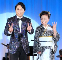2023年、ディナーショーで共演した三山ひろし（左）と松前ひろ子