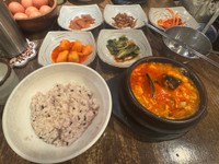 しゃふさんお気に入りのスンドゥブ9000ウォン（約900円）。大学近くの食堂で、おいしいうえにご飯のおかわりも自由だそう（しゃふさんXより）