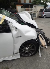 前部が大きくつぶれた車体。飼い主さん自身も胸骨を骨折し、全治約2カ月の重傷を負ったという（飼い主さん提供、Instagramよりキャプチャ撮影）