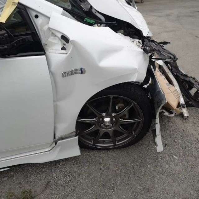 前部が大きくつぶれた車体。飼い主さん自身も胸骨を骨折し、全治約2カ月の重傷を負ったという（飼い主さん提供、Instagramよりキャプチャ撮影）