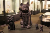 戦前に檀王法輪寺で授与されていたとみられる招き猫（京都市右京区・佛教大宗教文化ミュージアム）