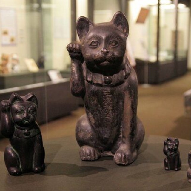 戦前に檀王法輪寺で授与されていたとみられる招き猫（京都市右京区・佛教大宗教文化ミュージアム）