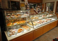 旧店の店内。定番に加え、季節の果物を使ったケーキやデコレーションケーキなどを並べていた