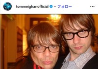 トム・ミーガンのインスタグラム@tommeighanofficialより　他界したザ・ストーン・ローゼズのベーシストのマニさんと２ショット