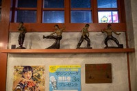 店内に飾られるブルース・リーの置物やインテリアは中国で購入したもの