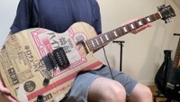 これがダンボール製ギターだ（うんち踏ん張りザウルス）