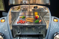 グリルはLEDライトがあるので夜間ではムードあるBBQが楽しめる