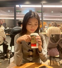 オフタイムにカフェでくつろぐ中学生モデルの名城莉奈