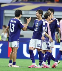 オランダと引き分けで終え、日本代表・中村敬斗（左）とタッチを交わす日本代表・鎌田大地