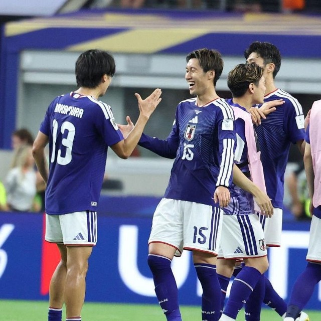 オランダと引き分けで終え、日本代表・中村敬斗（左）とタッチを交わす日本代表・鎌田大地