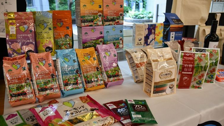 キックオフイベントの会場で紹介されたコーヒーやチョコレート、ワインなどのフェアトレード商品