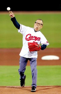 始球式で投球する小林克也（75歳）＝2016年10月撮影