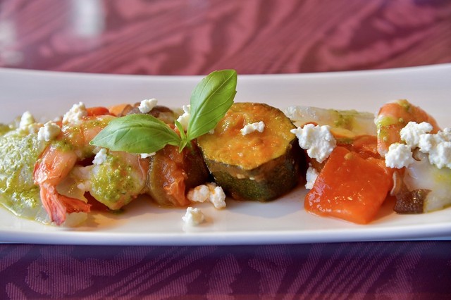 近海の魚介と地元の野菜