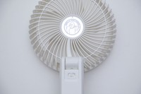 ファンの裏側にはゴリラのイラストや、グリップにはスライド式のメインスイッチがある。