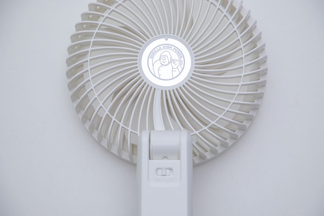 ファンの裏側にはゴリラのイラストや、グリップにはスライド式のメインスイッチがある。