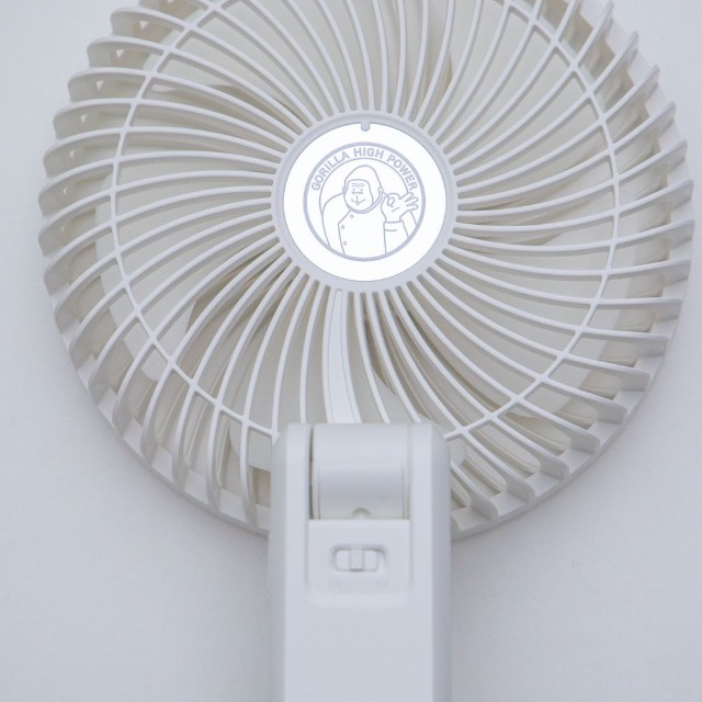 ファンの裏側にはゴリラのイラストや、グリップにはスライド式のメインスイッチがある。