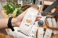 ミッフィーとコラボした日傘3種（各4290円）