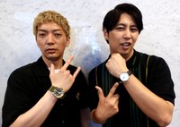 貰い物の腕時計でクールに決める嶋佐和也（左）と３４５万円の腕時計を掲げる屋敷裕政